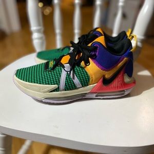 Lebron witness VII basketball shoe